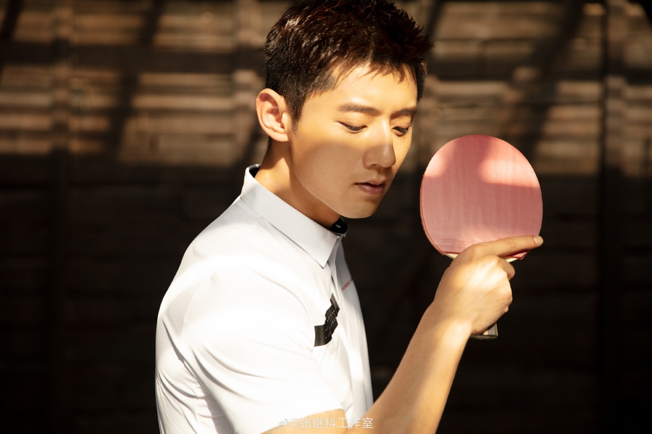 端午节张继科户外与天鹅合影