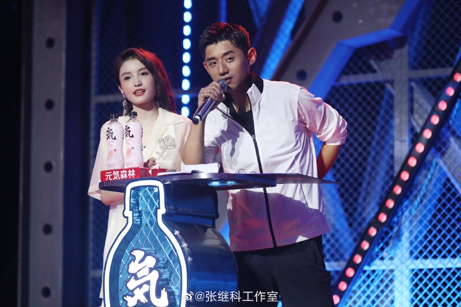 张继科录节目穿白色上衣帅气十足