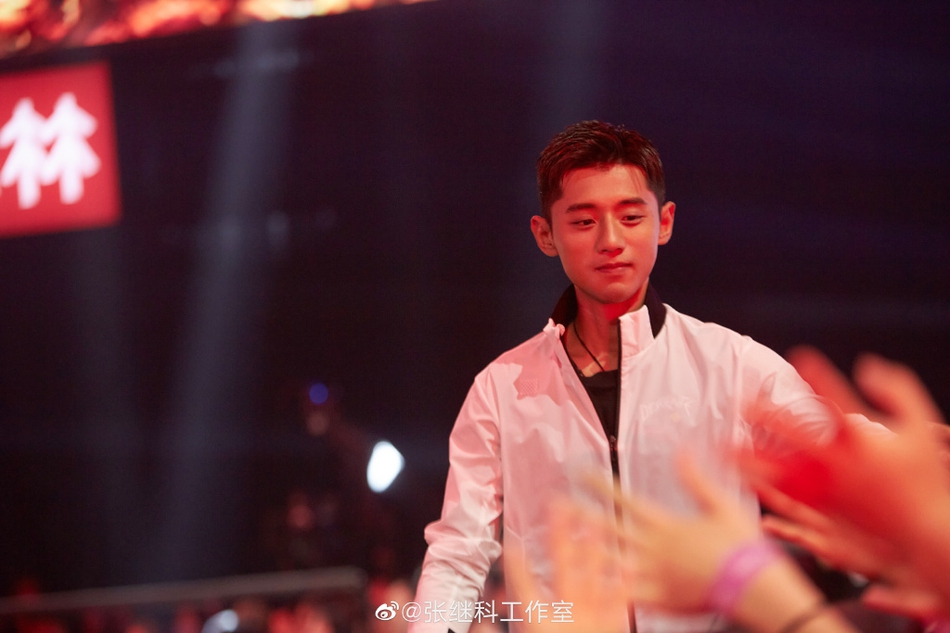 张继科录节目穿白色上衣帅气十足