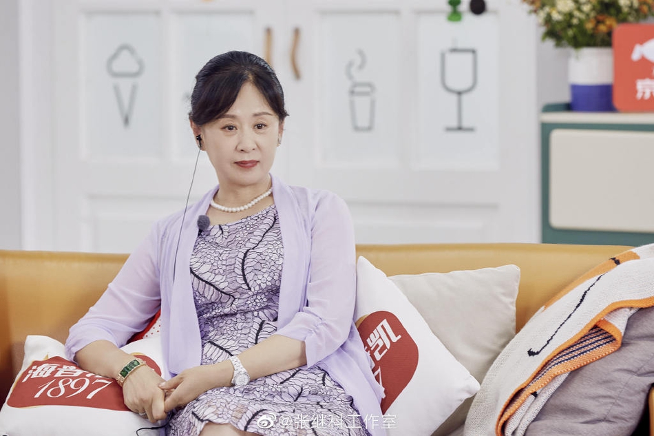 张继科录节目黑超遮面去相亲