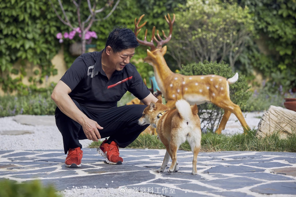 张继科录节目黑超遮面去相亲