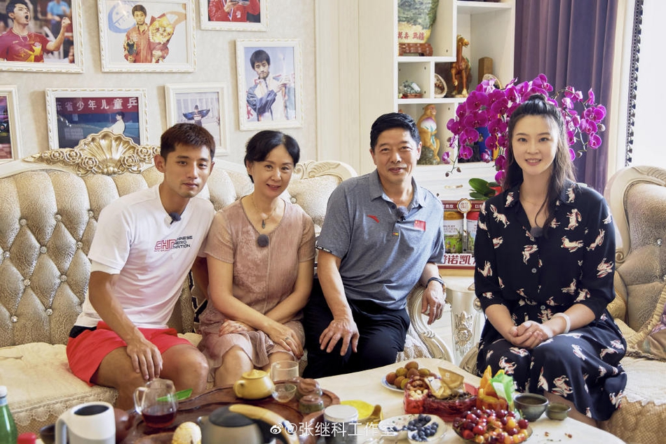 惠若琪与张继科一家合影