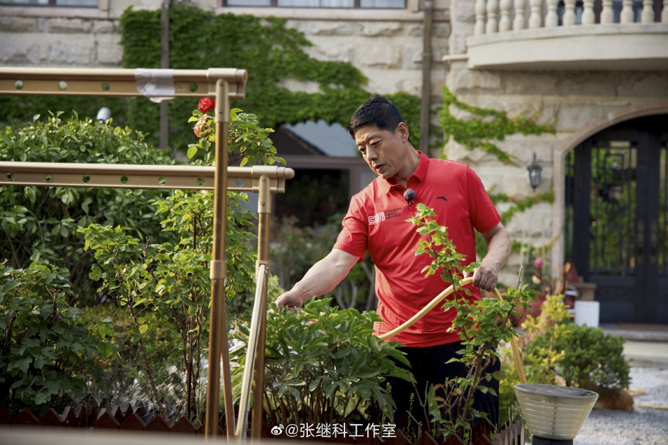 张继科与爸妈合影超温暖！