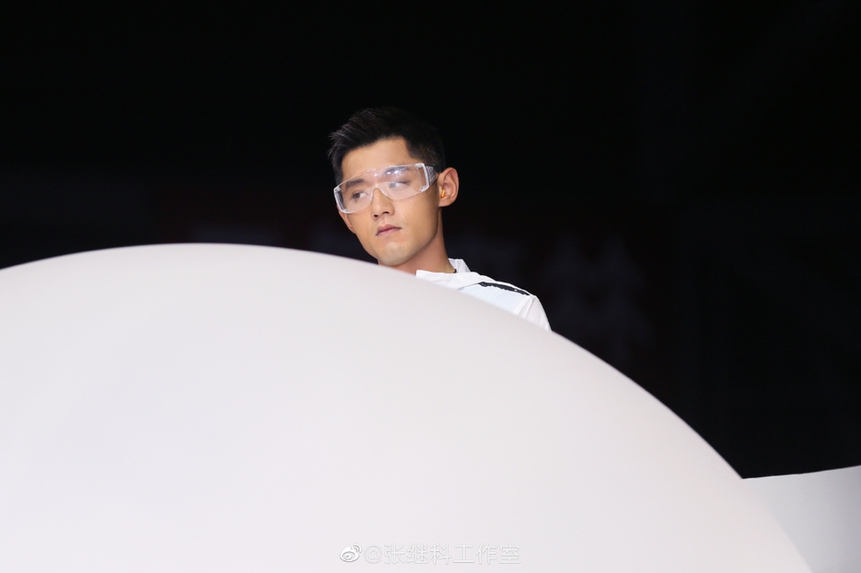 张继科戴护目镜活力四射