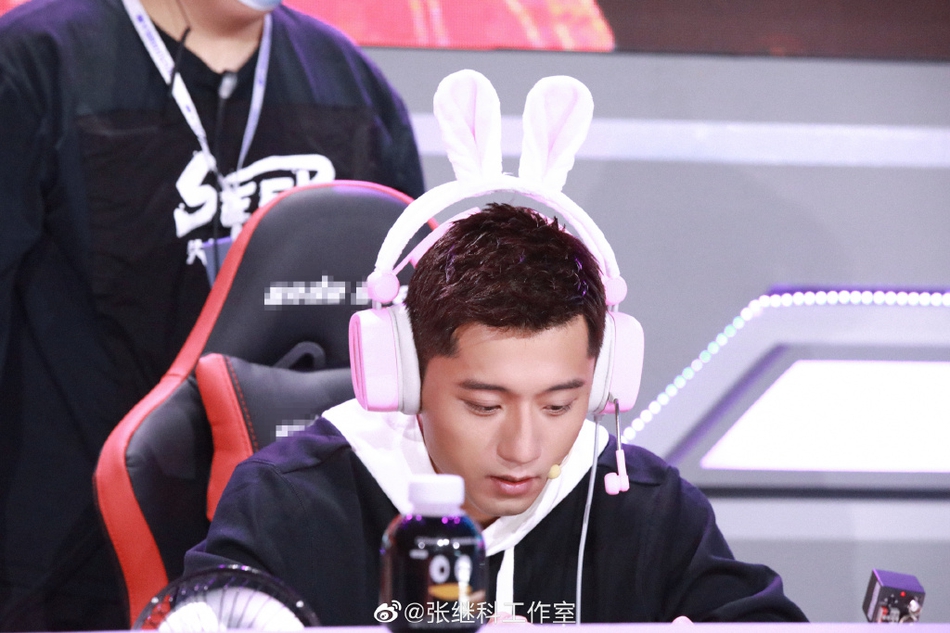 张继科化身电竞男呆萌可爱