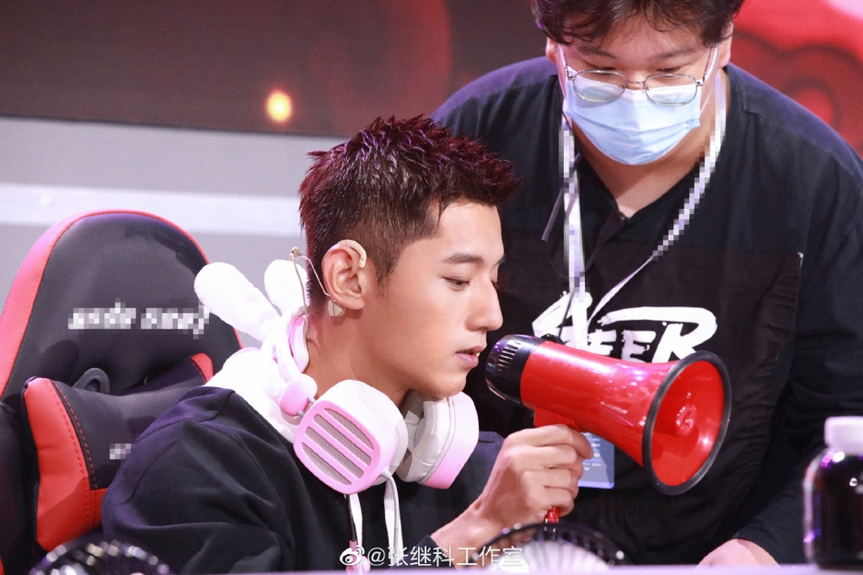 张继科化身电竞男呆萌可爱