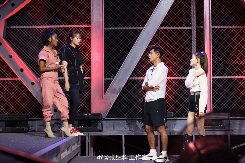 张继科着运动装录节目元气满满