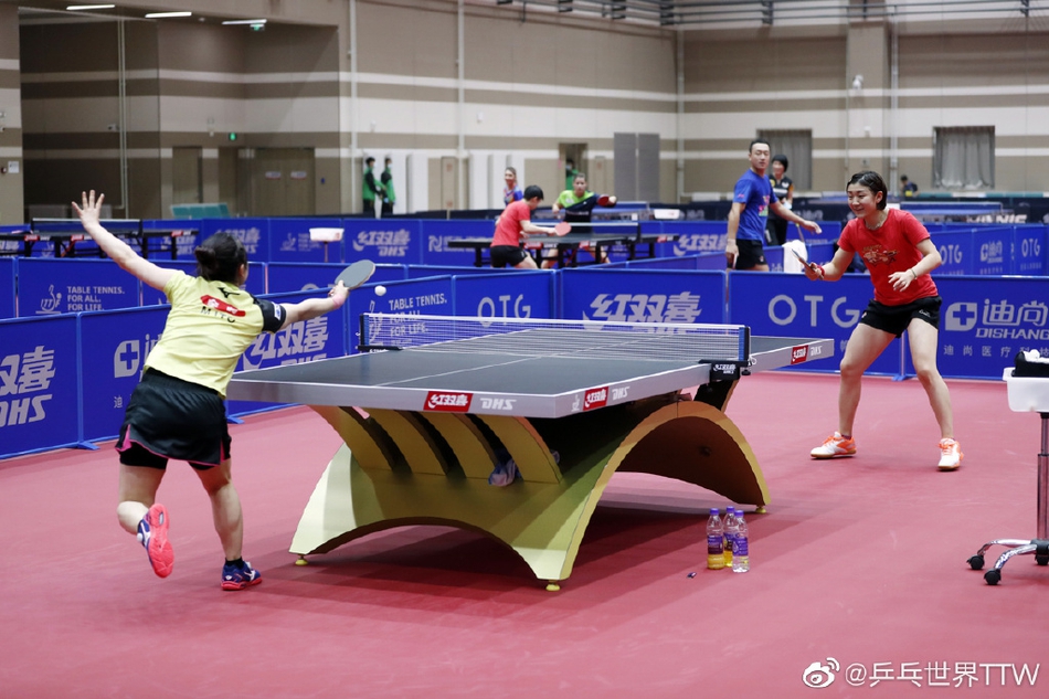 陈梦与伊藤美诚一起训练