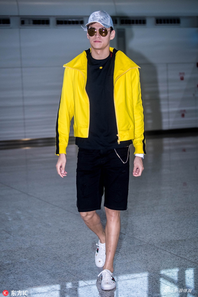孙杨将参加亚运会闭幕式 着明黄外套亮相机场