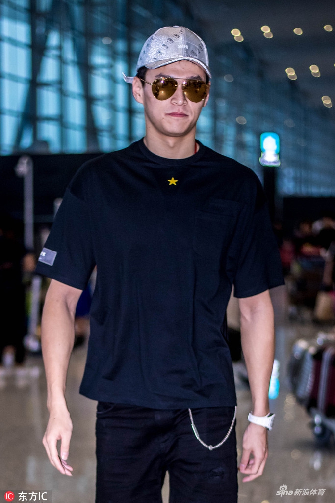 孙杨将参加亚运会闭幕式 着明黄外套亮相机场