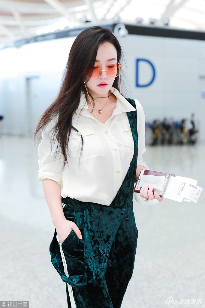 冉莹颖邹市明现身机场