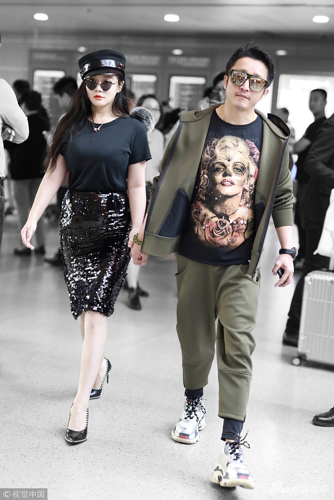 冉莹颖闪亮短裙前凸后翘 牵手邹市明秀恩爱