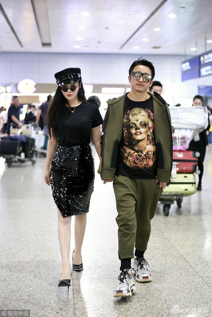 冉莹颖闪亮短裙前凸后翘 牵手邹市明秀恩爱