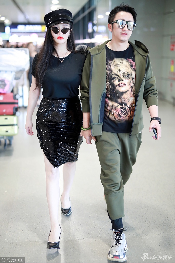 冉莹颖闪亮短裙前凸后翘 牵手邹市明秀恩爱