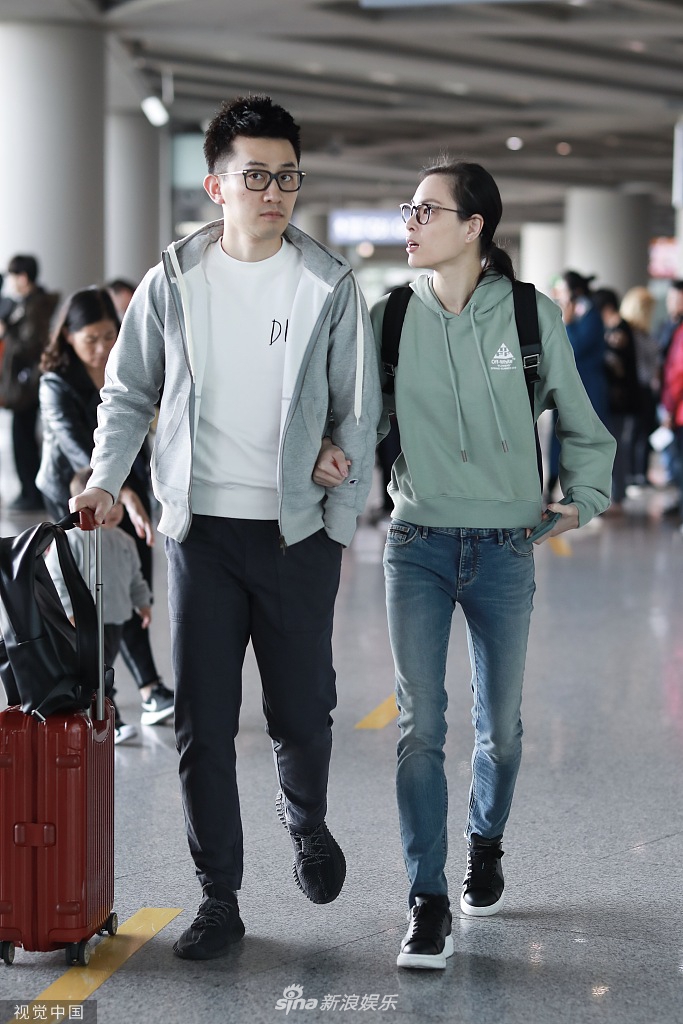 吴敏霞穿着简约休闲现身机场