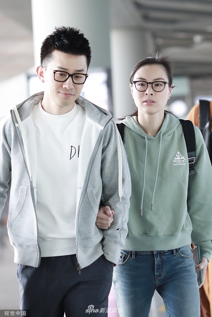 吴敏霞穿着简约休闲现身机场