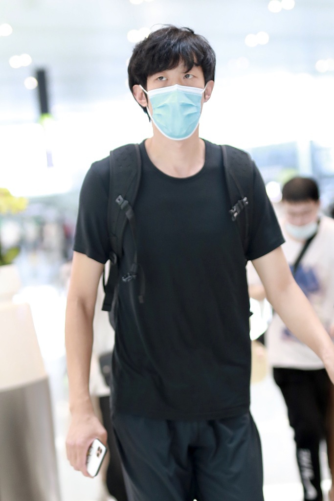 张国伟现身机场拉箱赶路画风搞笑