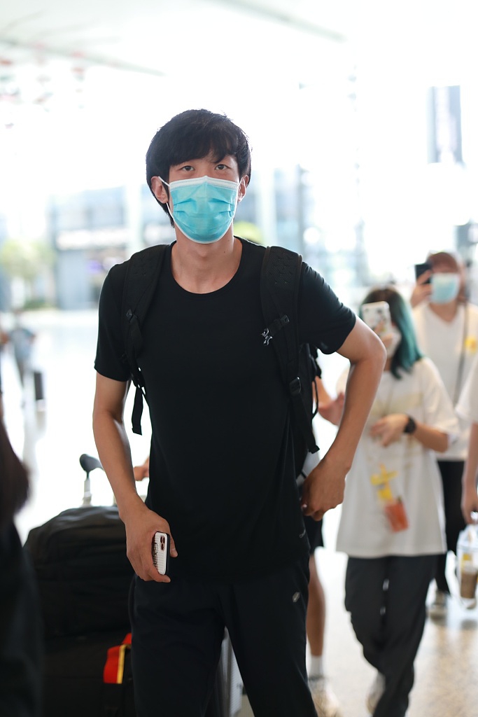 张国伟现身机场拉箱赶路画风搞笑