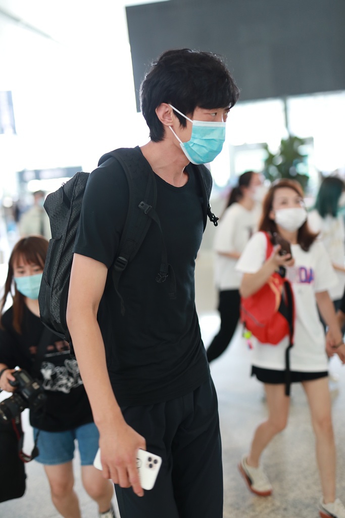 张国伟现身机场拉箱赶路画风搞笑