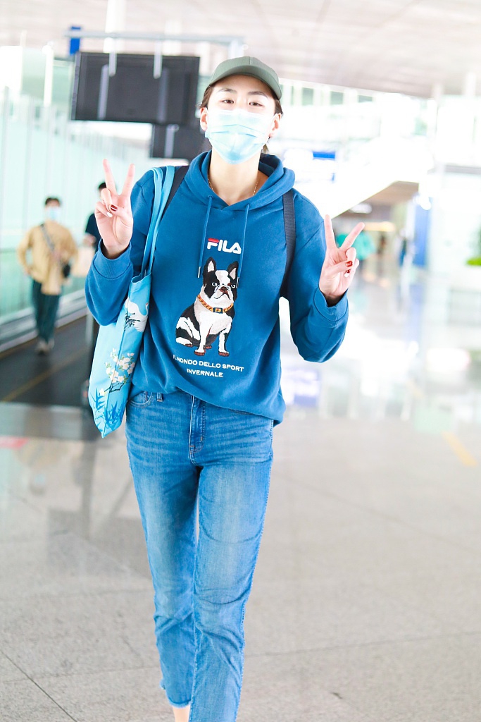 郎平女儿一身蓝look清爽帅气