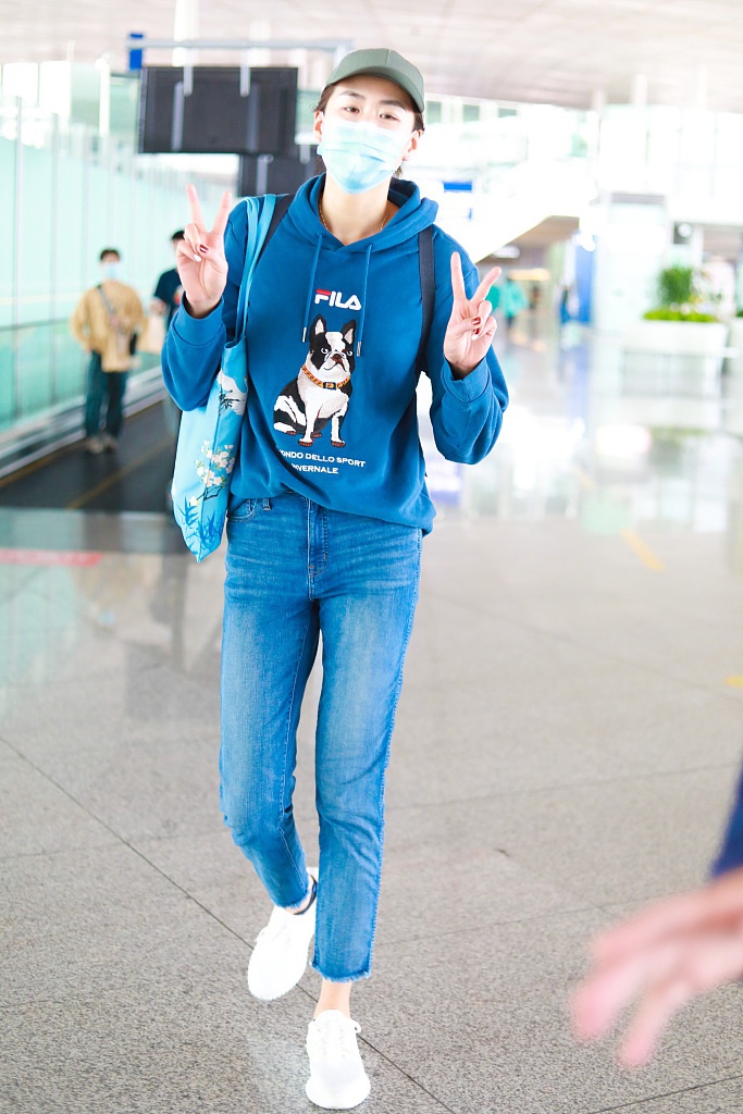 郎平女儿一身蓝look清爽帅气