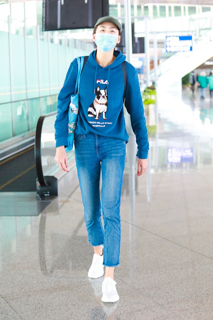 郎平女儿一身蓝look清爽帅气