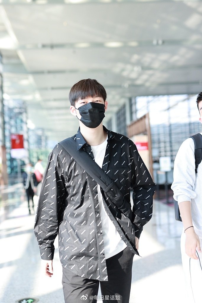 董力现身机场休闲LOOK如超模