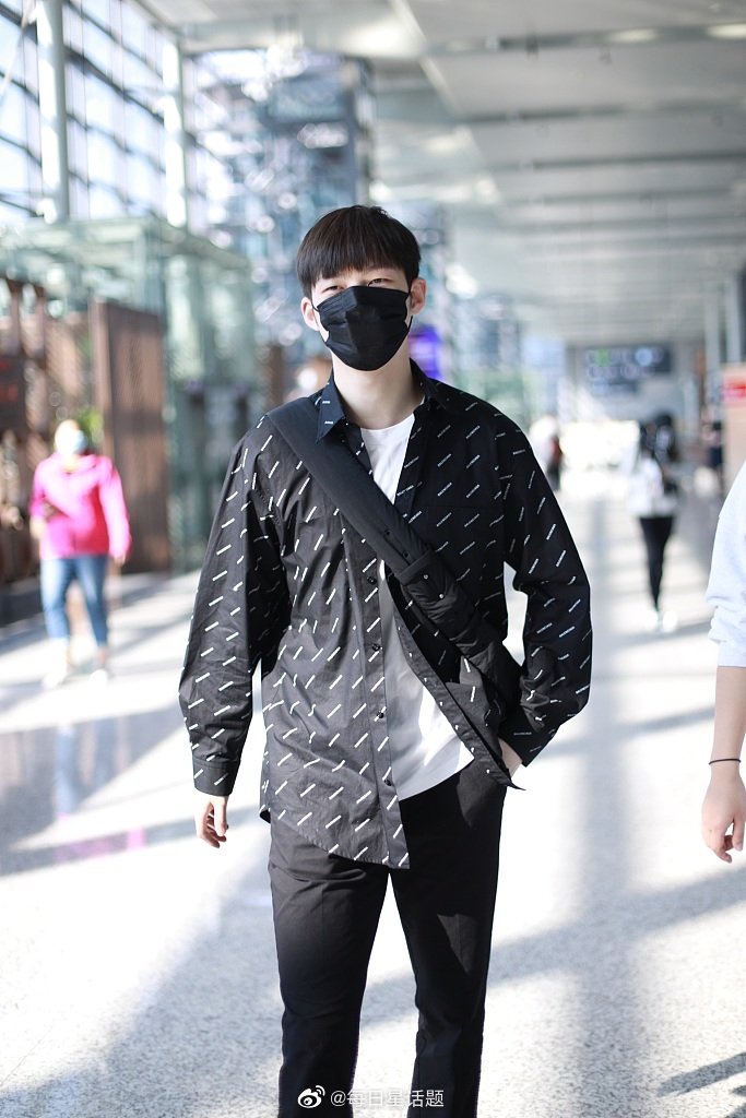 董力现身机场休闲LOOK如超模