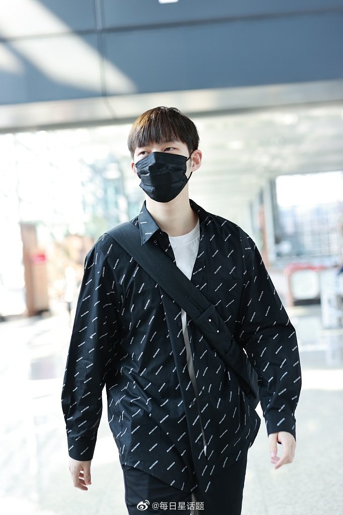 董力现身机场休闲LOOK如超模