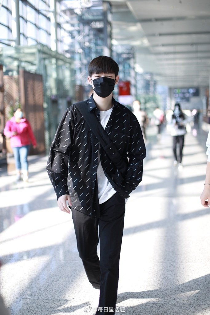 董力现身机场休闲LOOK如超模