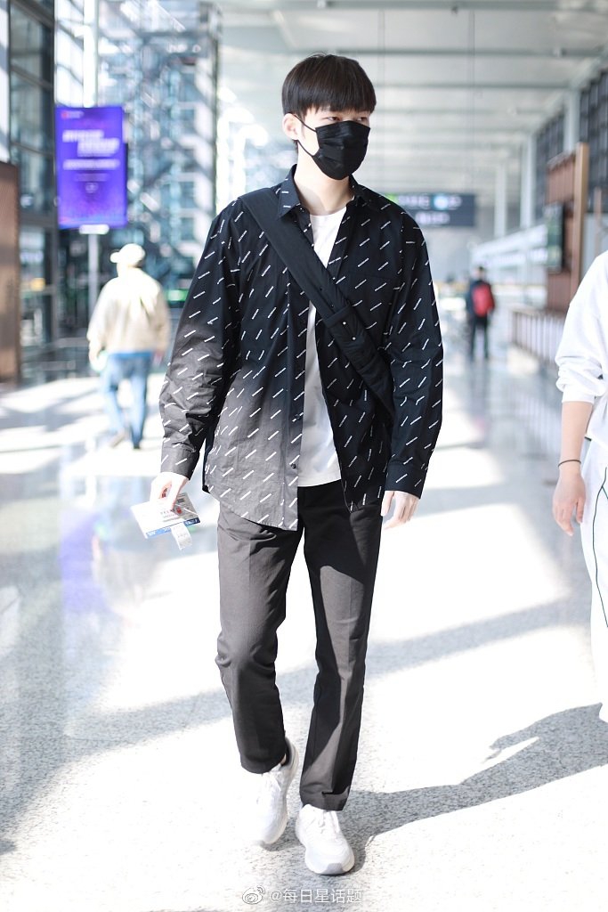 董力现身机场休闲LOOK如超模