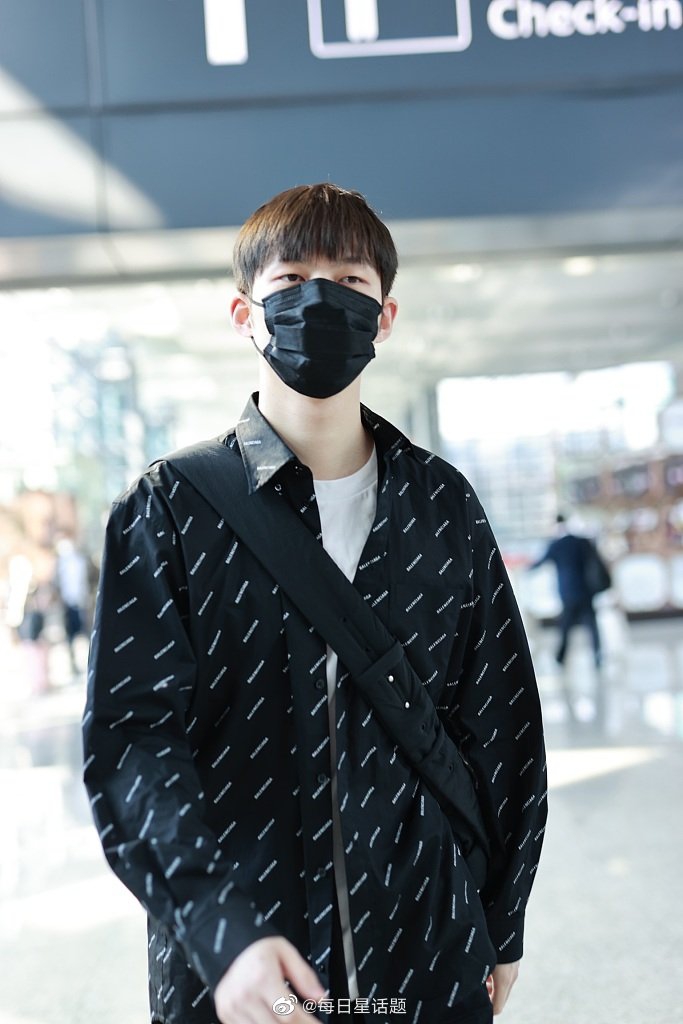 董力现身机场休闲LOOK如超模