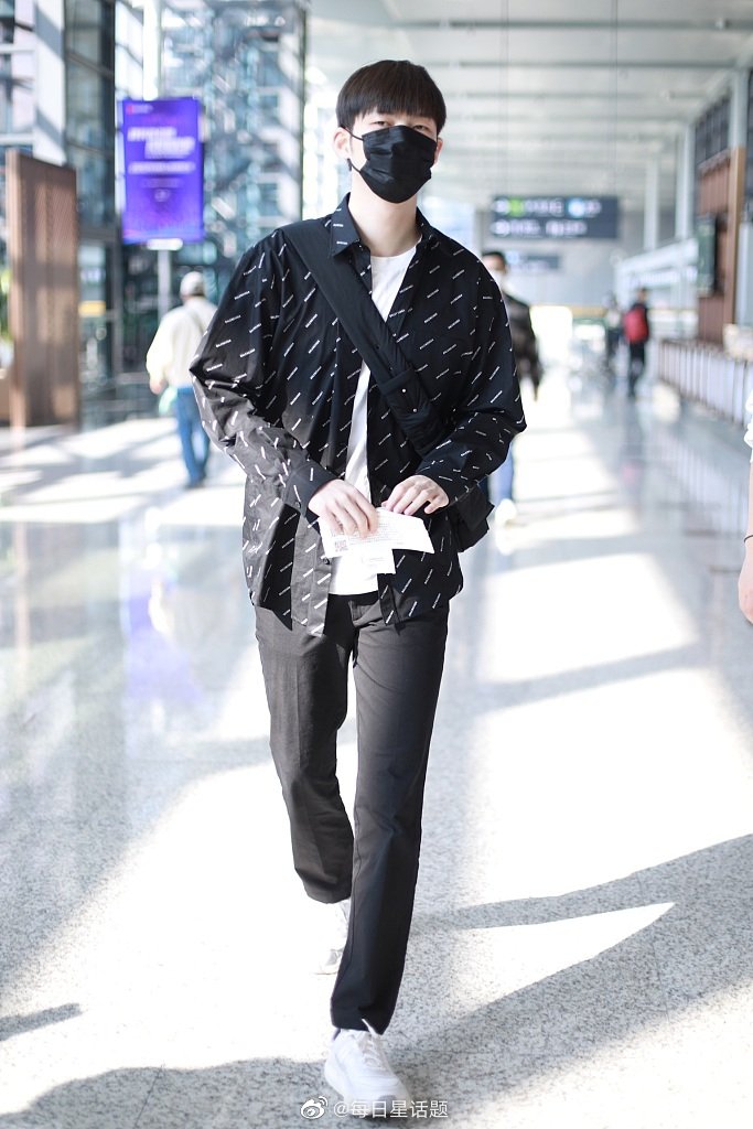 董力现身机场休闲LOOK如超模