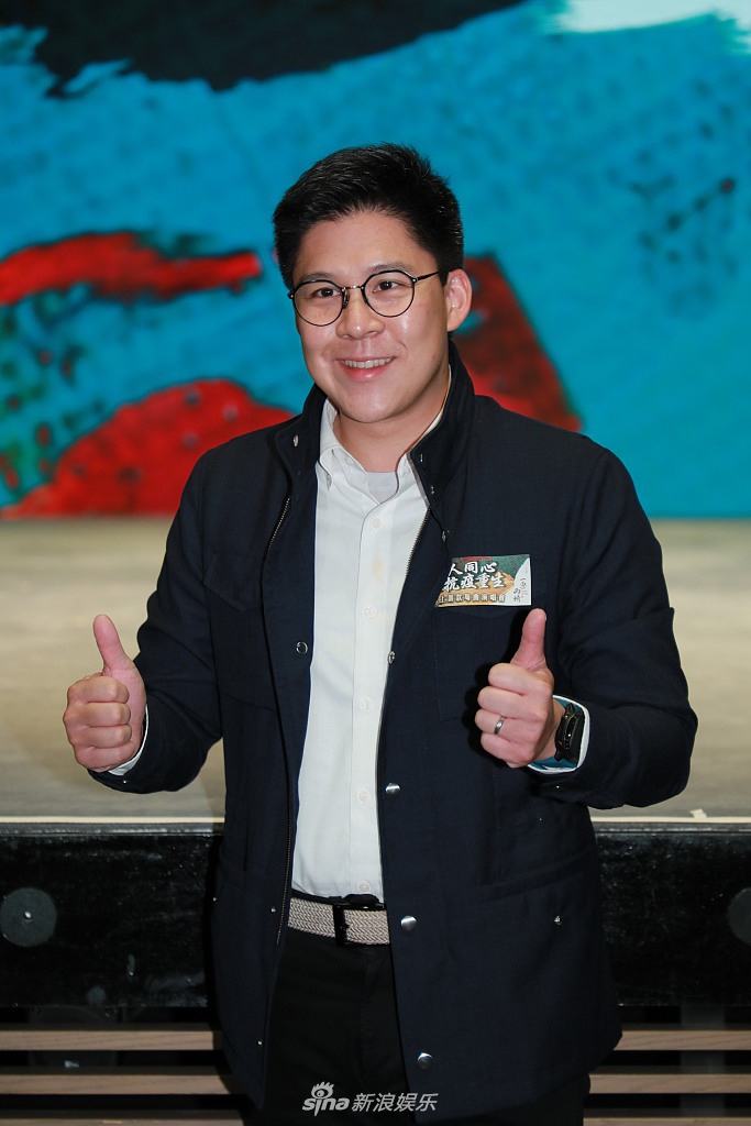 霍启刚休闲装出席文艺活动