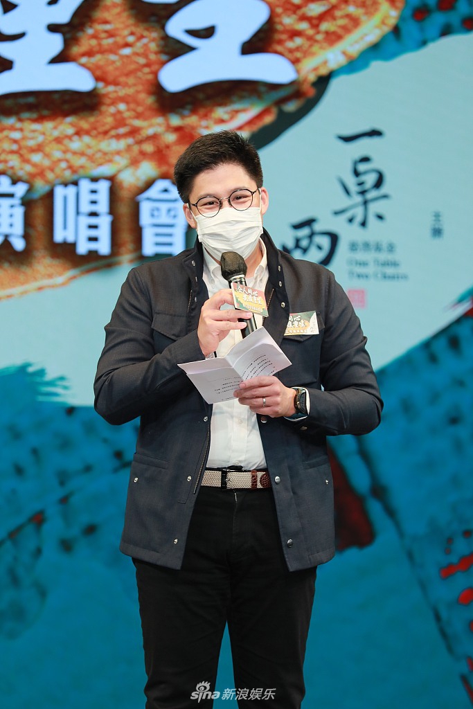 霍启刚休闲装出席文艺活动