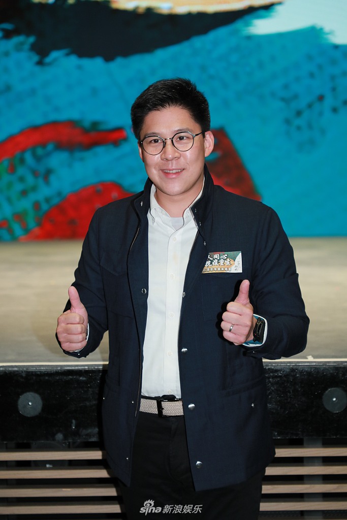 霍启刚休闲装出席文艺活动