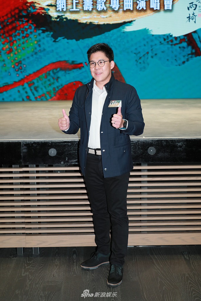 霍启刚休闲装出席文艺活动