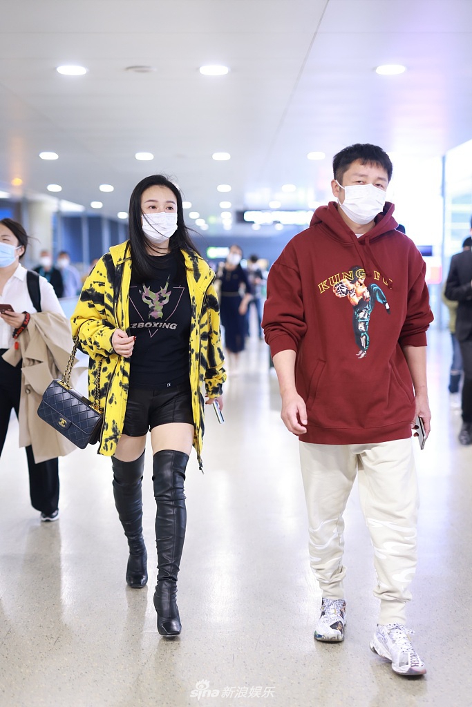 冉莹颖与邹市明并排前行如走秀