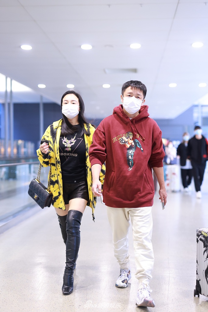 冉莹颖与邹市明并排前行如走秀