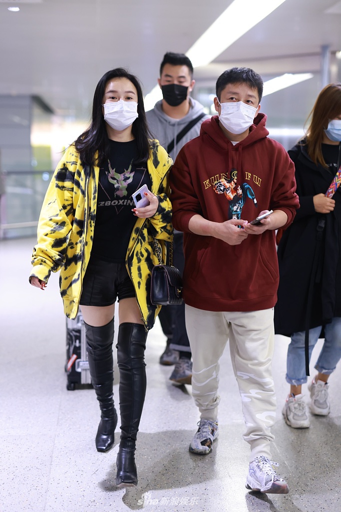 冉莹颖与邹市明并排前行如走秀