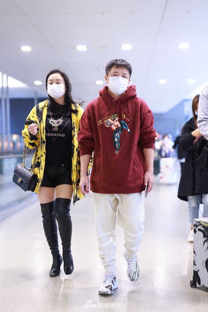 冉莹颖与邹市明并排前行如走秀