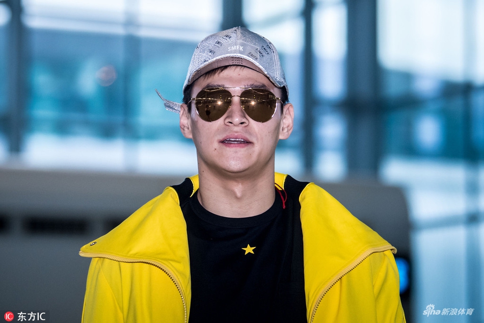 孙杨将参加亚运会闭幕式 着明黄外套亮相机场