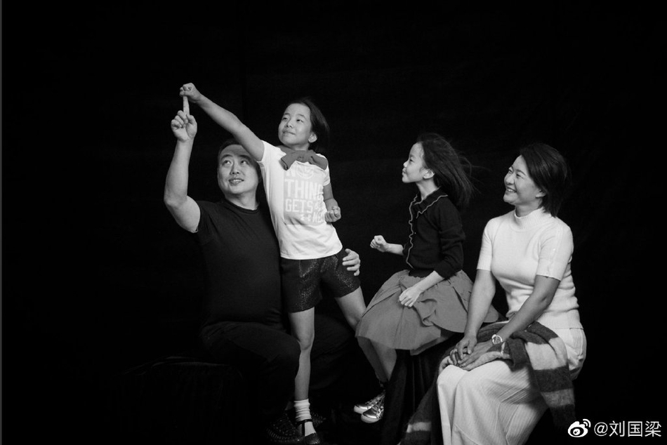 刘国梁分享一家四口幸福合照