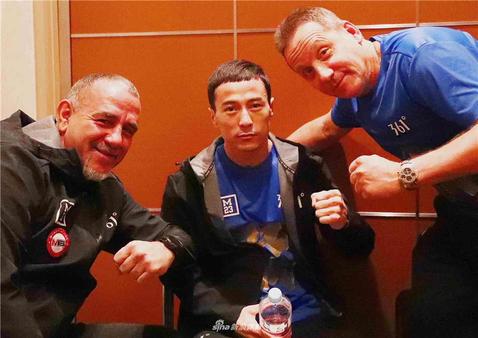 大晦日职业拳击称重仪式举行