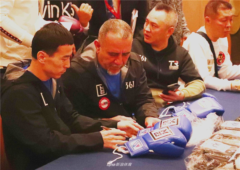 大晦日职业拳击称重仪式举行