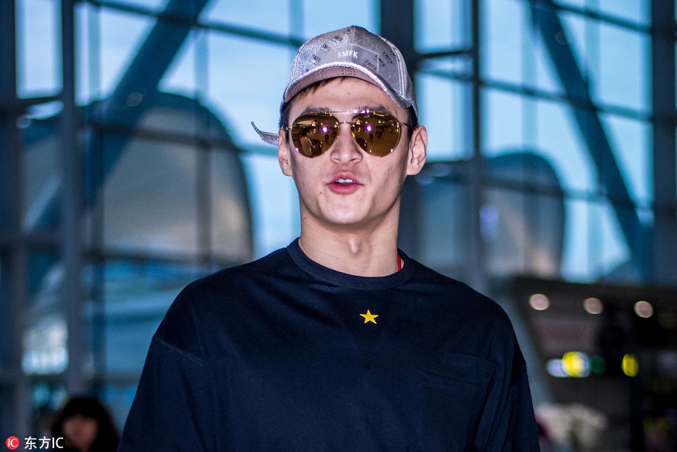 孙杨将参加亚运会闭幕式 着明黄外套亮相机场