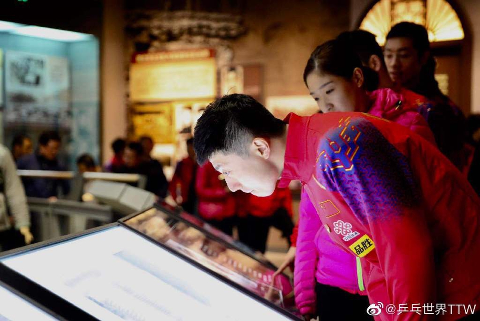 国乒参加爱国主义教育活动