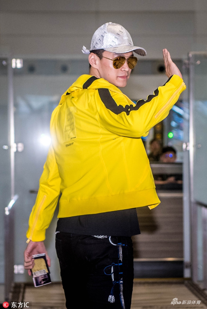 孙杨将参加亚运会闭幕式 着明黄外套亮相机场