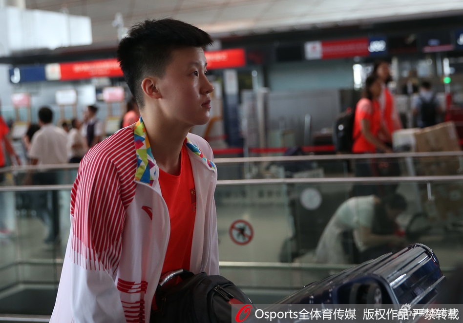 中国女排现身机场出征亚运