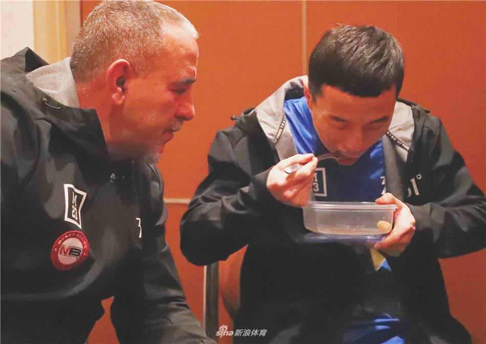 大晦日职业拳击称重仪式举行